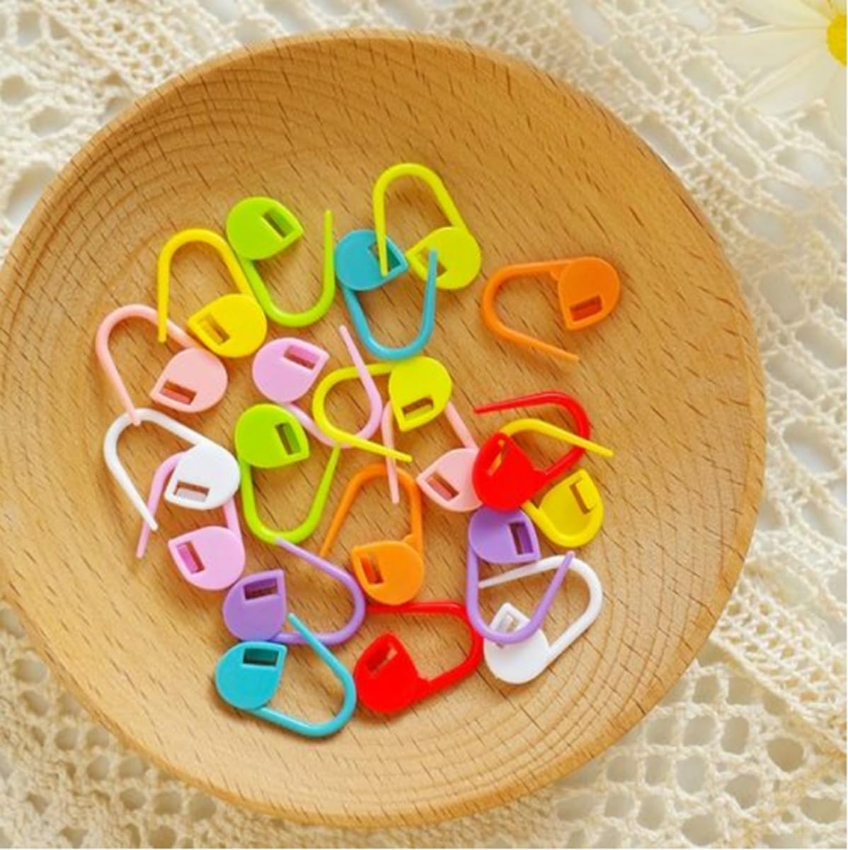 Hayodo Stitch Markers 10 Colors Knitting Crochet Locking 60/160/240Pcs Stitch Needle Clip Counter with 3 Plastic Needle Randomly and 1 Knitting Crochet Loop Ring (Multicolor-240 pcs)