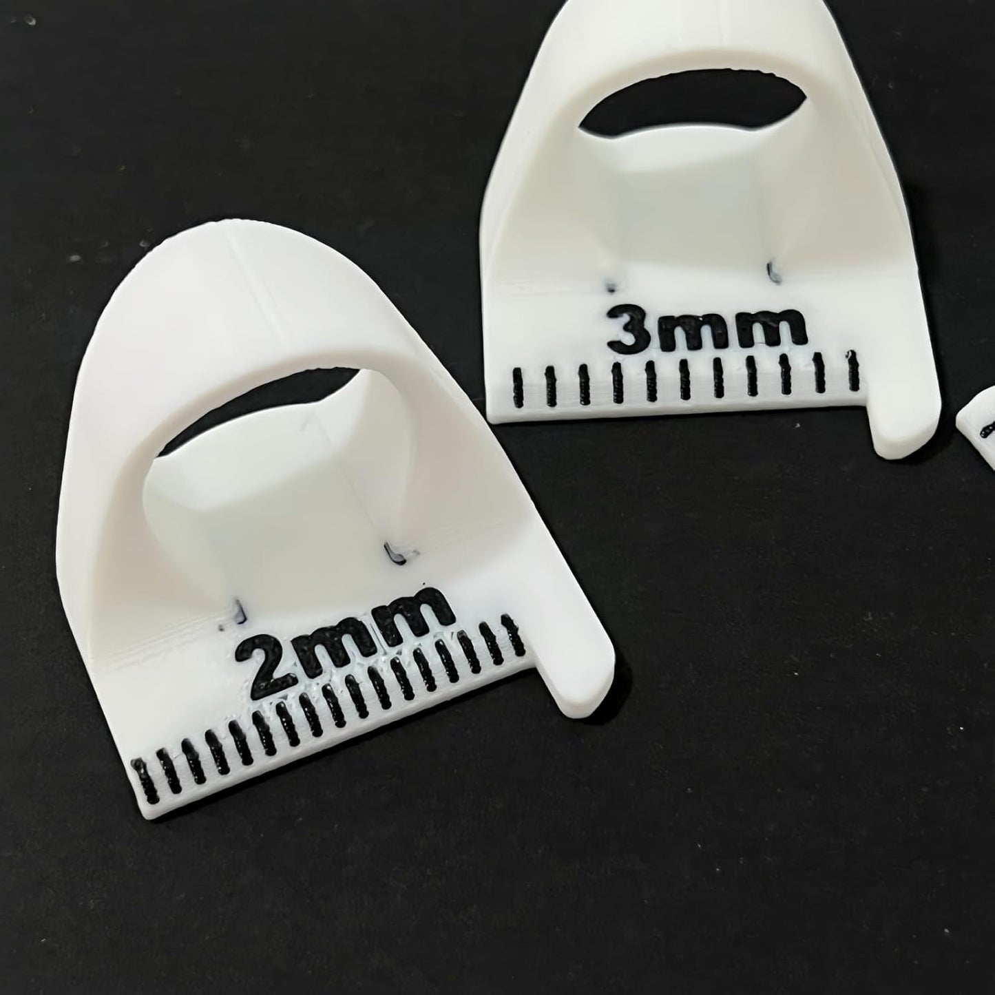 Sewing Finger Ruler for Even Stitches, Magnetic Seam Guide Sewing Kit Supplies Non-Slip Template Mini Measuring Gauge 4mm 3mm 2mm, Quilting Templates Precision Sewing DIY Handmade Sewing Tool (White)