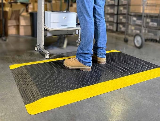 Wearwell Diamond-Plate Select Mat - Black/Yellow. Anti-Fatigue Workstation Mat. 2' W x 3' L x 9/16" Thickness. PVC Vinyl Surface with PVC Sponge. For Dry Industrial Use (495.916x2x3BYL)