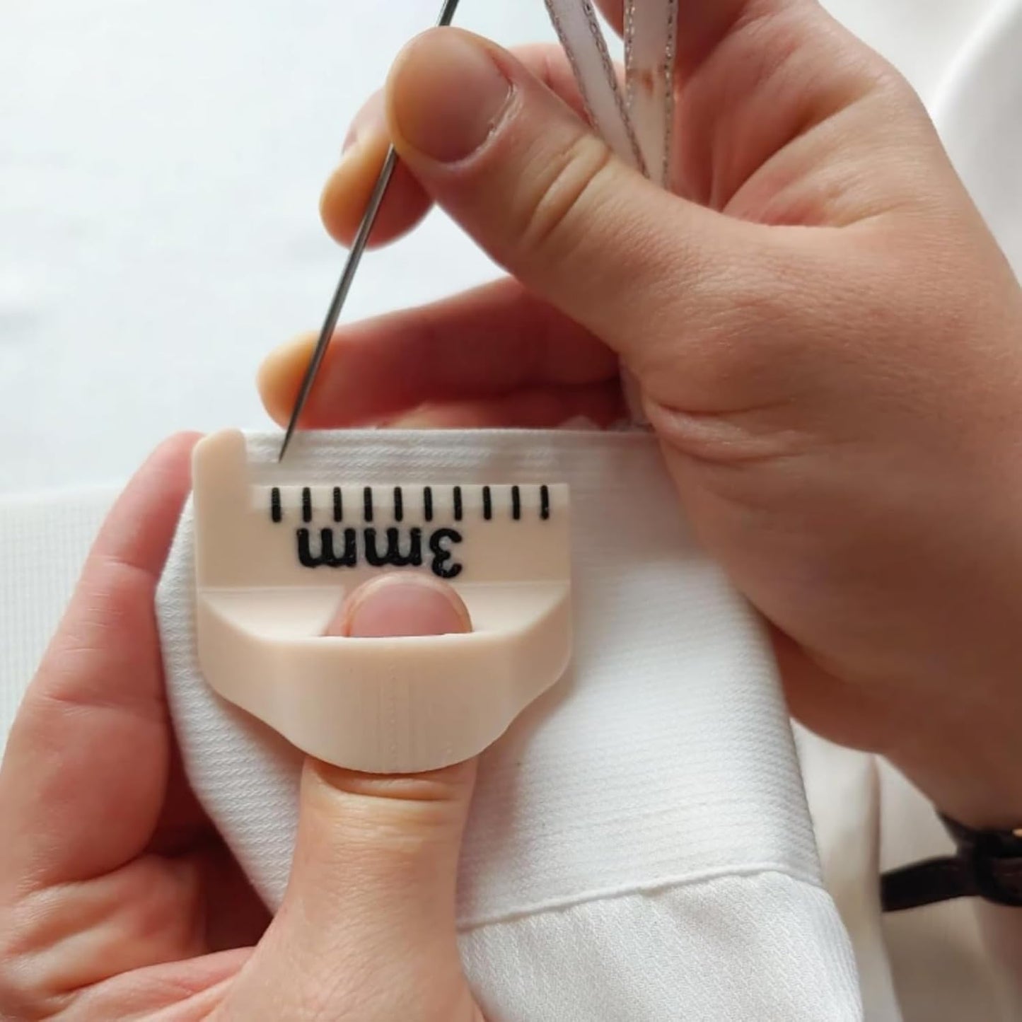 Sewing Finger Ruler for Even Stitches, Magnetic Seam Guide Sewing Kit Supplies Non-Slip Template Mini Measuring Gauge 4mm 3mm 2mm, Quilting Templates Precision Sewing DIY Handmade Sewing Tool (Pink)