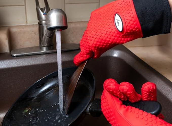 Xomi Premium Silicone Heat and Fire Retardant BBQ & Baking Gloves.