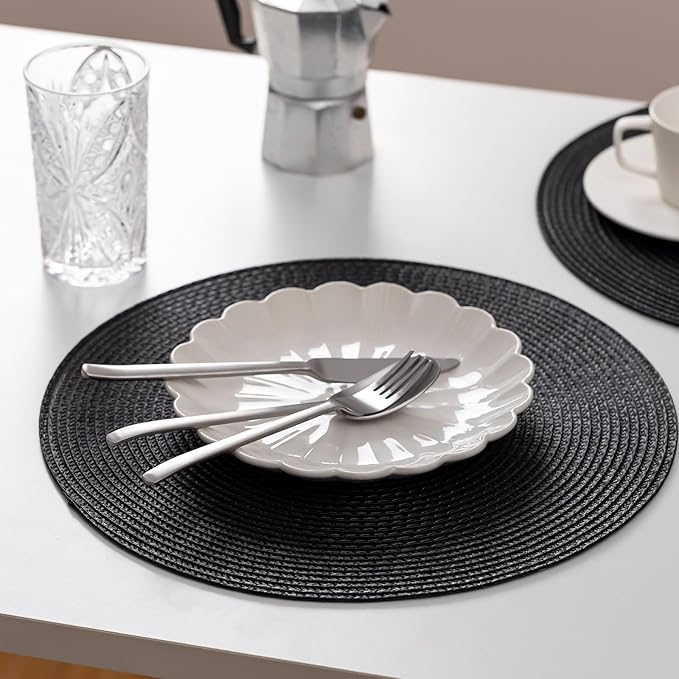 Round Placemats Set of 4 Plastic Woven Placemats Washable Wipeable Table Mats for Dining Table Heat Resistant Non-Slip Circle Place Mats (Black)