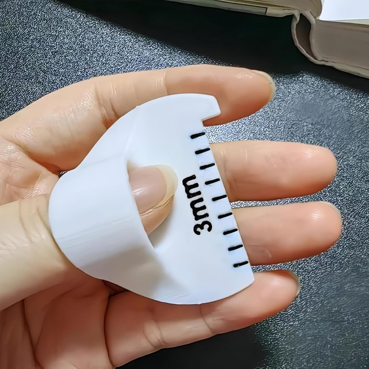 Sewing Finger Ruler for Even Stitches, Magnetic Seam Guide Sewing Kit Supplies Non-Slip Template Mini Measuring Gauge 4mm 3mm 2mm, Quilting Templates Precision Sewing DIY Handmade Sewing Tool (Gray)