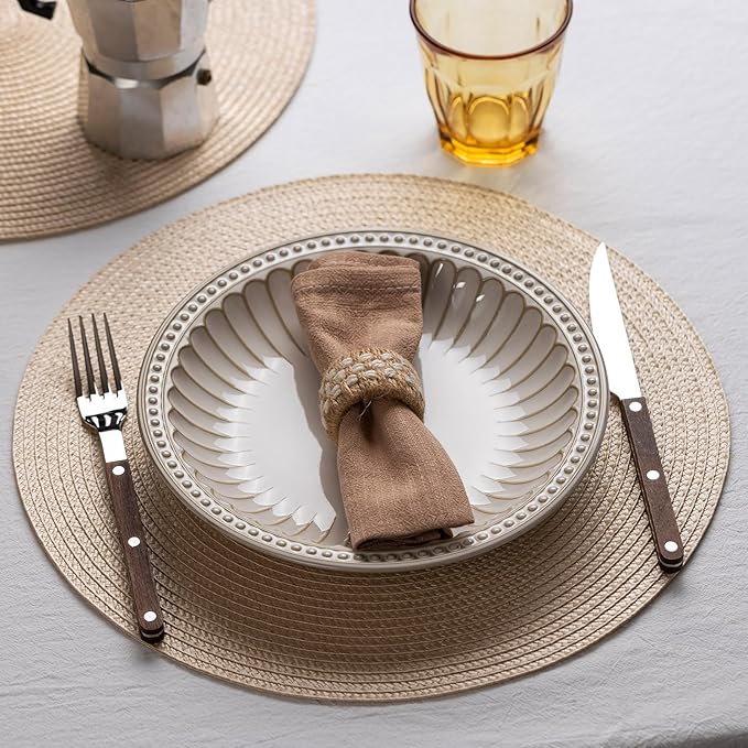 Round Placemats Set of 8 Plastic Woven Placemats Washable Wipeable Table Mats for Dining Table Heat Resistant Non-Slip Circle Place Mats (Beige)