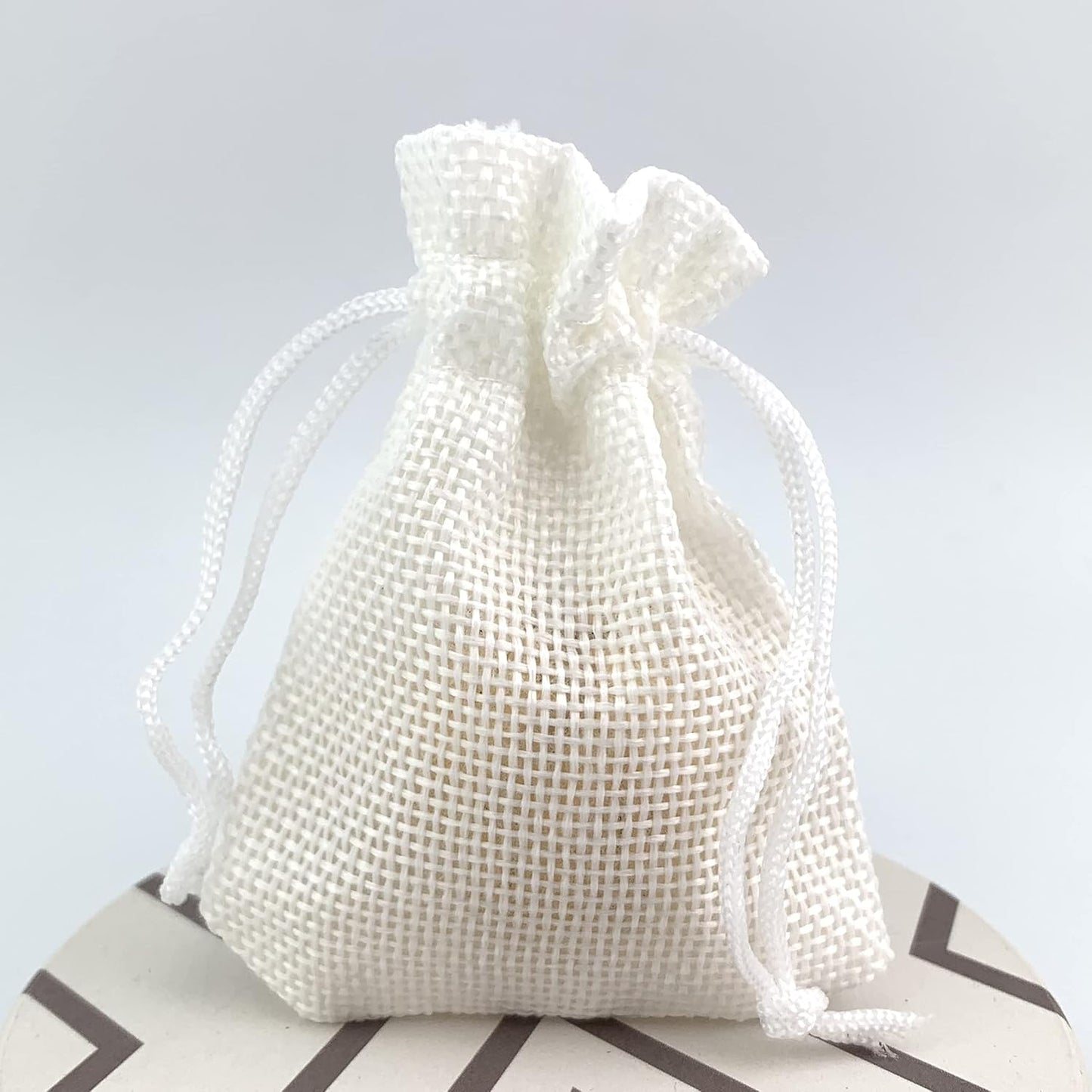 Palmhomee Pack of 25 Burlap Gift Bags with Drawstring Linen Jewelry Pouches Wedding Hessian Jute Bags for Birthday Jewelry and Treat Pouches Party Wedding Favors Gift Art and DIY Craft (2.8x3.6 Inch, White)