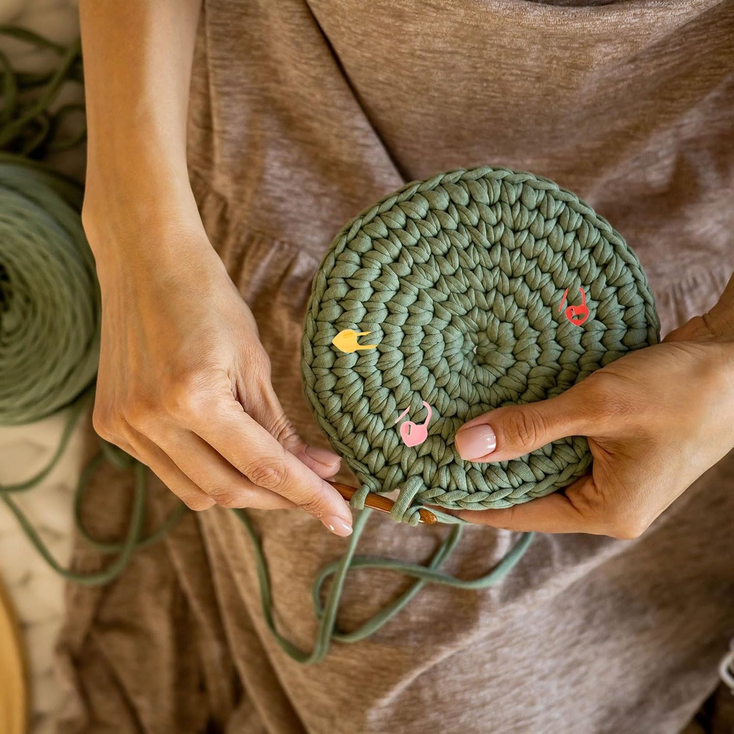 uxcell 200pcs Stitch Markers for Crocheting, Heart Shaped Crochet Marker Needle Clip Counter for Knitting Clothing Tag DIY Craft,Orange