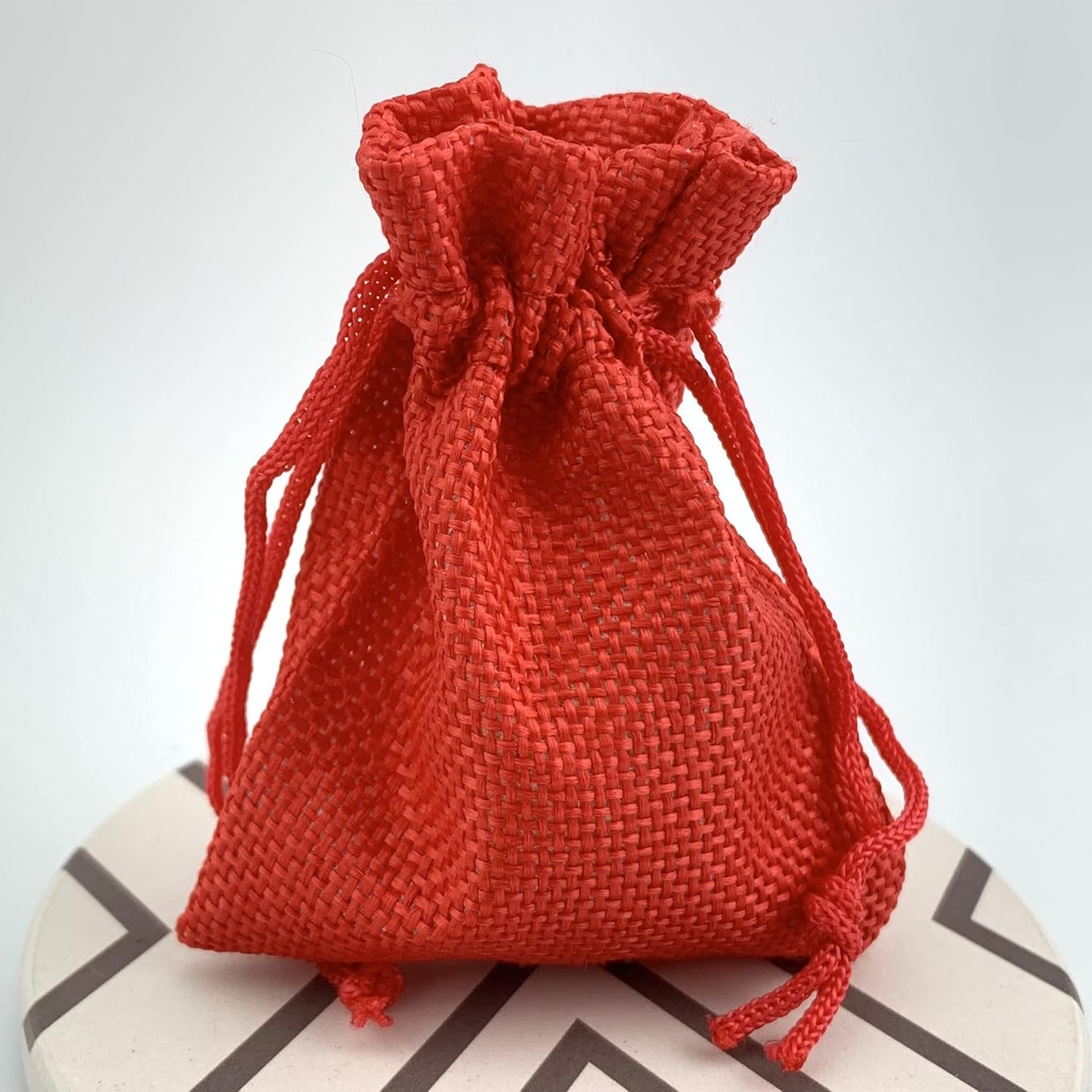 Palmhomee Pack of 25 Burlap Gift Bags with Drawstring Linen Jewelry Pouches Wedding Hessian Jute Bags for Birthday and Treat Pouches Party Wedding Favors Gift (2.8x3.6 Inch, Red)