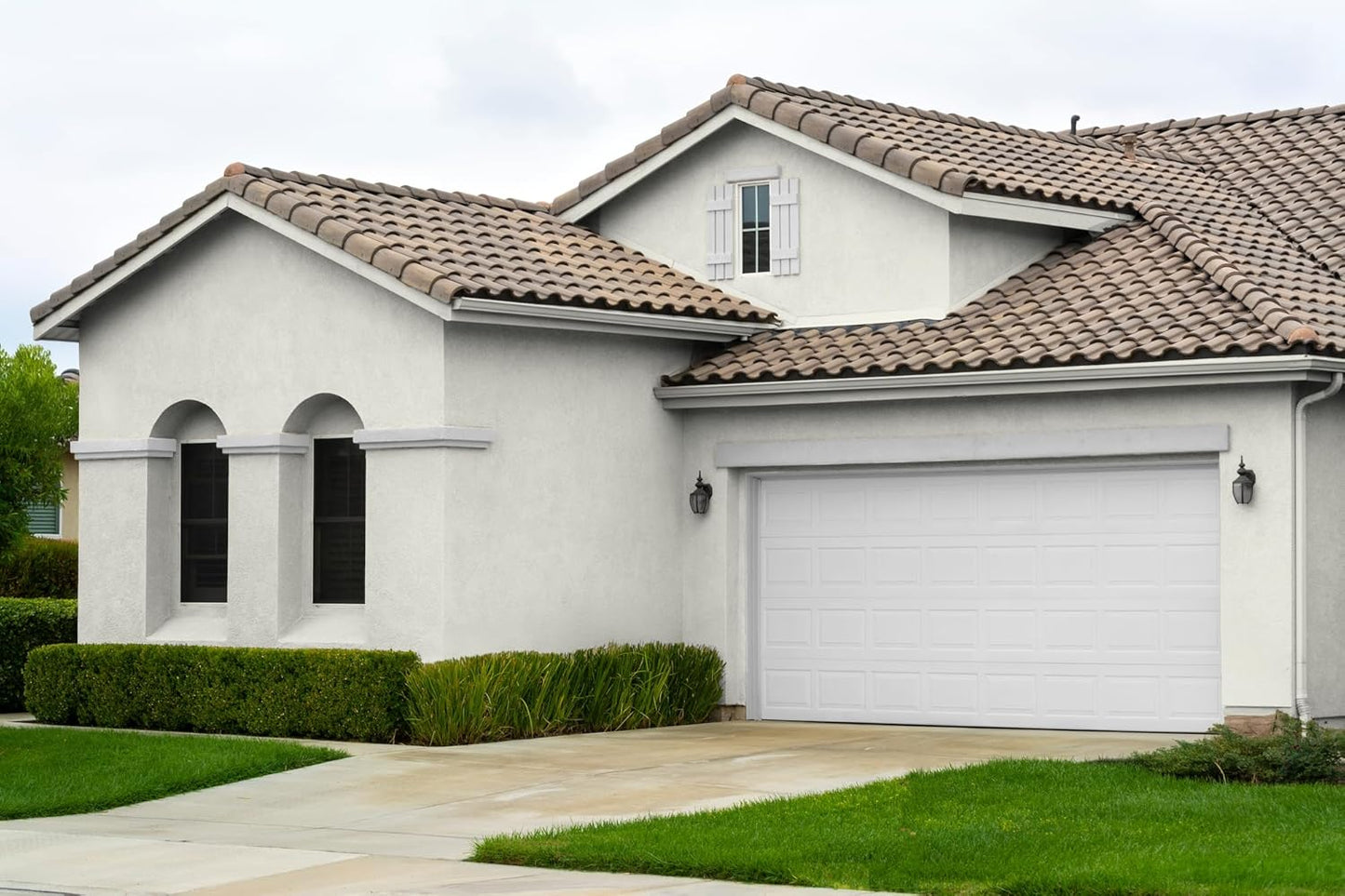 EVOLVE Paint & Primer: Environment-friendly, Low Sheen with One-coat Coverage for Interior & Exterior surfaces (Clover White, 1-Gallon)