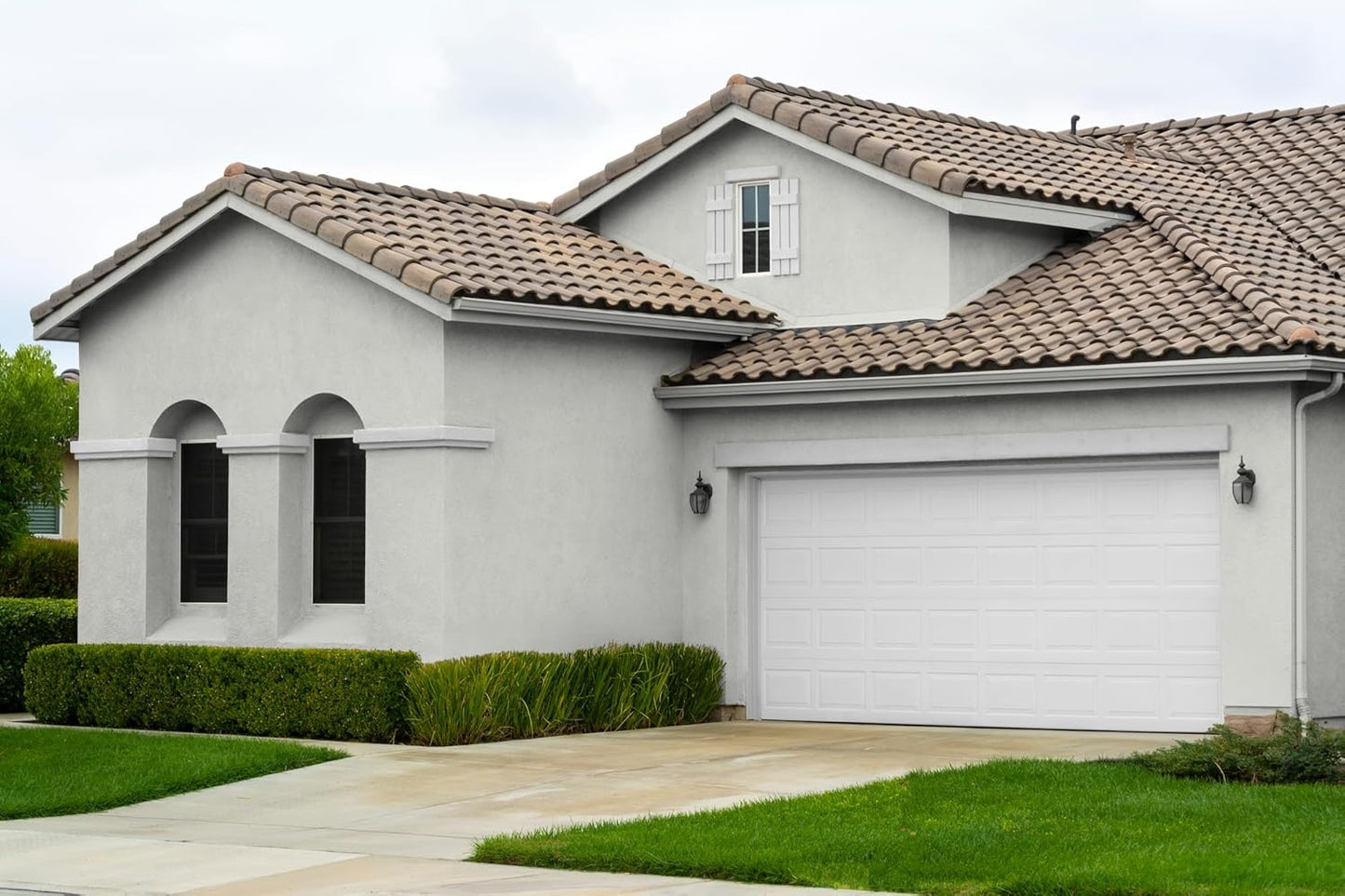 EVOLVE Paint & Primer: Environment-friendly, Low Sheen with One-coat Coverage for Interior & Exterior surfaces (Morning Frost, 1-Gallon)